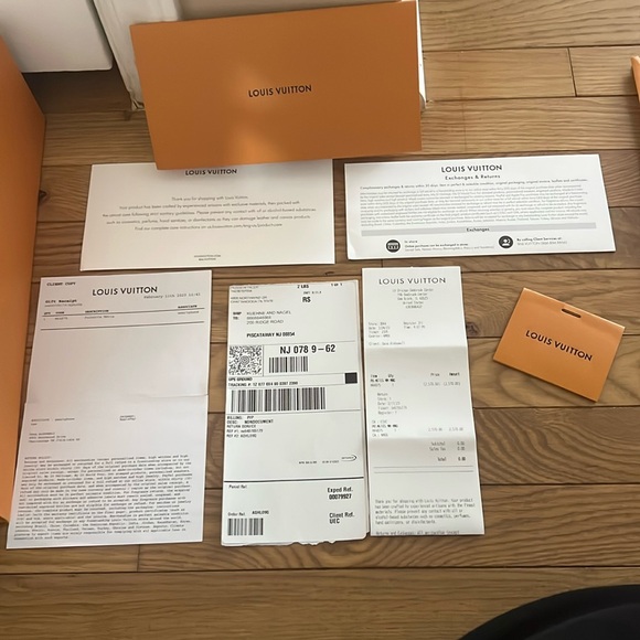 Louis Vuitton Brown and Gold Crossbody Bag
OPEN TO REASONABLE OFFERS 🥳🤩 - Picture 10 of 16